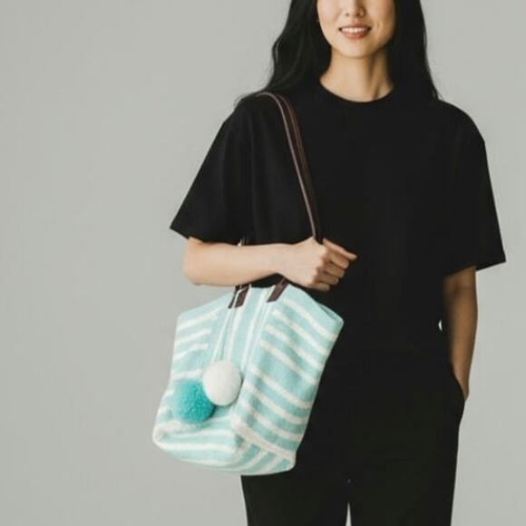 Crown & Ivy Retro Stripe Tote Bag - Picture 1 of 9
